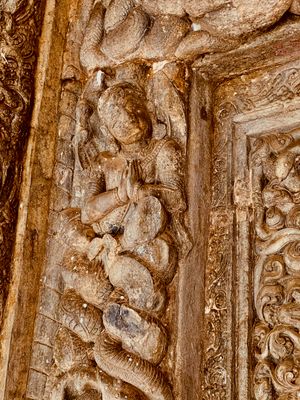 6~7세기 경 라지발로찬 비슈누 사원(Rajivalochan Vishnu Temple), 라짐(Rajim), 차티스가르주의 예술 작품에 묘사된 "나마스테" 제스처