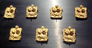 헬레니즘 시대의 돌고래를 든 트리톤 (1호 묘).