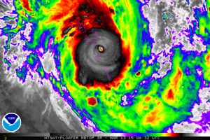 2015년 3월 13일, 사이클론 팸이 바누아투를 강타하는 모습