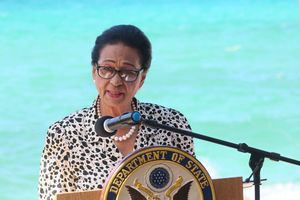 바하마 주재 미국 대사관 현충일 헌화 행사에서 연설하는 마거리트 핀들링 총독, 2017