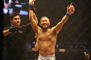 로드 FC 028 영건스 대회에 출전한 주먹이 운다 출신의 김형수가 승리의 기쁨을 만끽하고 있다.