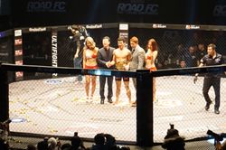 초대 로드 FC 페더급 챔피언 최무겸은 로드 FC 최초의 억대 연봉 수혜자이다.