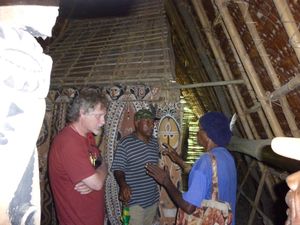 동세픽 지역, Maprik 구역, Haus Tambaran에서, 잉고 퀼, 토물루파 데코와 토착민 남성, 2012년