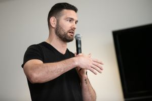 독일 람슈타인 공군 기지에서 열린 USO 쇼에서 질문에 답하는 크리스 와이드먼