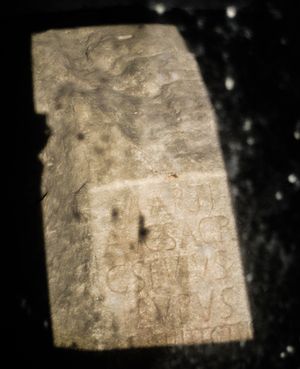 고대 로마 건축가의 이름이 새겨진 주춧돌