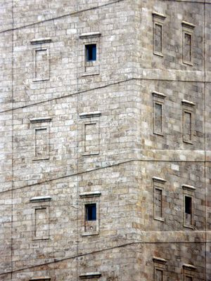 한때 경사로를 지지했던 벽과 나선형의 근접 촬영