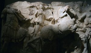 에페소스의 루키우스 베루스 신격화 (빈 에페소스 박물관 소장).