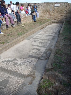 오스티아 안티카의 미트라교 유적에서 발굴된 모자이크화. 7계위의 심볼이 그려져 있다.