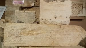 시데어 비문, 터키 시데 박물관 전시품. 왼쪽 상단부터 시계 방향으로 S9, S1, S3, S4