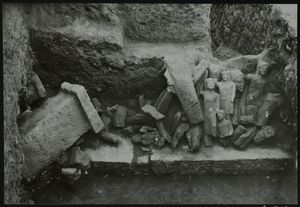 키티온. 숭배실. 제자리에 있는 조각상들. 일부는 헤라클레스-멜카르트를 묘사하고 있으며 아마도 서기 480-450년경의 초기 키프로스 고전 I 시대의 초기 양식에서 유래된 것으로 추정된다.