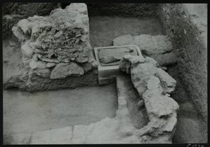 키티온 발굴. 조각상의 직사각형 기단, 조각상 자체는 없다.