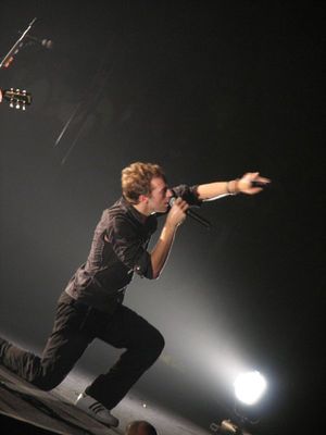 크리스 마틴이 2006년 홍콩에서 열린 밴드의 Twisted Logic Tour에서 "Talk"를 부르고 있다.