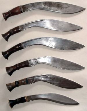 얇은 풀러가 있는 다양한 칼날 모양과 크기의 쿠크리