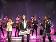 Earth, Wind & Fire와 함께 기타를 연주하는 램(가운데)