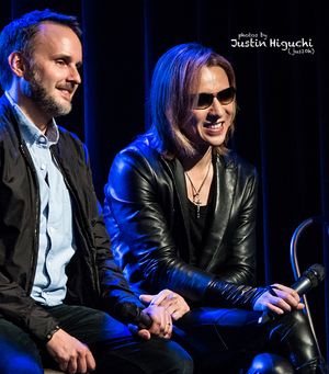 2016년 10월 We Are X의 샌프란시스코 상영회 Q&A 세션에서 요시키(오른쪽)와 감독 스티븐 키작