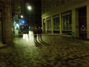 총격 사건 3시간 후 쾨벤하메르가데가 대 시나고그 동쪽으로 200m 떨어진 곳에서 경찰에 의해 봉쇄되었다.