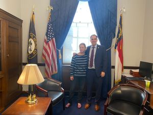 2023년 와일리 니켈 하원의원과 함께 있는 소라 버치