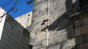 자바르의 한 가옥 정면에서 발견된 포탄