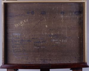 브래들리의 전 상원 의원 책상 서랍 (브래들리의 서명이 왼쪽 상단에 보임)