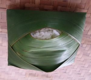 바나나 잎으로 감싼 찐 밥은 향과 미적인 요소를 더한다.