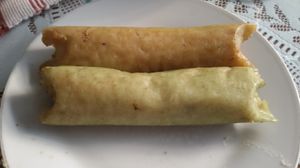 포장되지 않은 론통. 포장재로 사용된 바나나 잎의 종류에 따라 색상이 다르다.