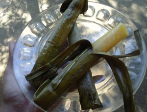 수만 까모텡 까호이(카사바 수만), 바나나 잎으로 포장되어 있다.