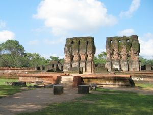 폴론나루와 왕궁.