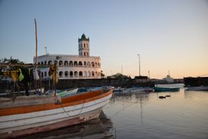 오래된 항구에서 바라본 금요 모스크