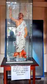 폭발의 여파 속에서 남겨진 예수상. 흩어진 핏자국으로 뒤덮여 있다.