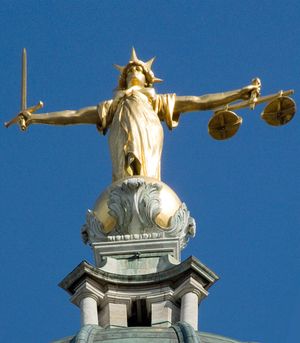 F. W. Pomeroy의 1906년 런던 올드 베일리 돔에 있는 정의의 여신상