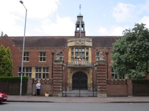 영국 케임브리지에 있는 The Leys School의 조지 5세 국왕 게이트.