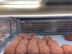 아라치네는 미트소스로 요리한 라구로 채운 라이스볼인데 굽거나 튀겨서 먹는 것으로 토마토소스, 모자렐라치즈나 콩을 함께 넣어 요리한다.