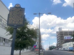 2022년 7월, 험프와 Lehigh Avenue를 향해 북쪽으로 바라본 헌팅던 애비뉴의 N. Broad Street로, 베이커 볼 역사 기념물(왼쪽)은 한때 우익수 벽이 있던 곳 뒤에 위치해 있다. 전 포드 빌딩이 배경으로 보인다.