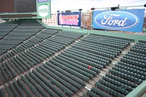 펜웨이 파크의 중앙 외야와 우익수 외야에서 빨간색 좌석이 짙은 녹색 좌석으로 완전히 둘러싸여 있는 모습.