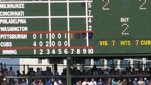 리글리 필드의 전광판은 수동으로 작동된다.