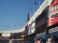 관중석 뒤 벽 위의 파사드