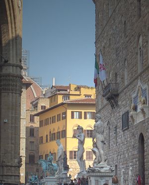 베키오궁 전면 조각상