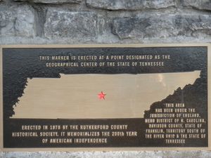 테네시주의 지리적 중심지를 지정하기 위해 1978년에 세워진 석조 기념물에 있는 명판
