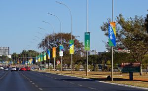 이스타지우 나시오날 마네 가힌샤 근처의 2016년 하계 올림픽 유니폼. 브라질리아는 10개의 남자 및 여자 축구 경기가 열리는 장소이다.