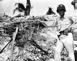 전투 종료 직후 타라와를 시찰하는 제53임무부대 사령관 해리 W. 힐 소장