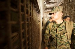 2013년에 다국적 훈련이 진행되었을 때, 타라와의 일본군 진지 유적을 견학하는 미국 해병대의 해군 위생병