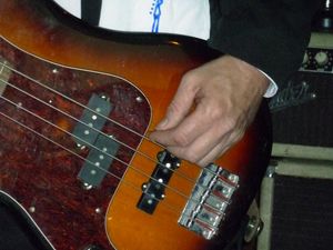 스플릿 코일과 싱글 코일이 1기씩의 PJ 레이아웃 (전기 베이스)