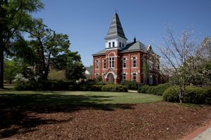 1888년에 건축되어 에스테스 H. 하기스(Estes H. Hargis)의 이름을 따서 명명된 하기스 홀(Hargis Hall)