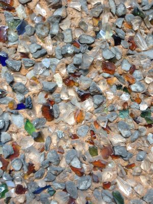 캐나다 서부 해안의 주택 외벽 코팅재로 사용된 록 대시 스투코. 석영, 돌, 유색 유리 조각의 크기는 약 3–6 mm (1/8–1/4")이다.