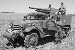 최초의 미국 구축전차는 하프트랙 섀시에 장착된 75mm 포였다