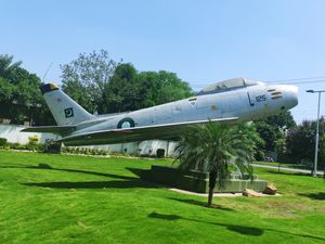 제26 비행대대 "블랙 스파이더스" 소속으로 퇴역한 파키스탄 공군 F-86F 세이버, 누르 칸 공군 기지에 전시