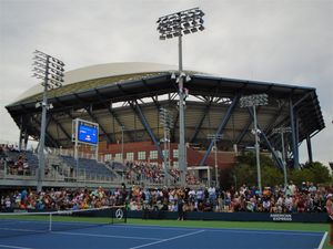 아서 애시 스타디움(Arthur Ashe Stadium)과 코트 4. 배경은 USTA 빌리 진 킹 국립 테니스 센터.