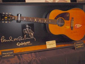 매카트니가 이 곡에서 연주한 Epiphone Texan 어쿠스틱 기타의 복제품