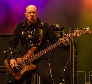 토니 "데몰리션 맨" 돌란 (2013년 사진)은 1989년부터 1992년까지 밴드의 리더였다.