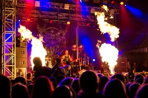 Venom은 스피드 메탈을 쓰래시 메탈로, 그리고 블랙 메탈로 발전시키는 데 중요한 역할을 했다.